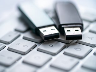 How does Avast’s USB Protection safeguard company data?